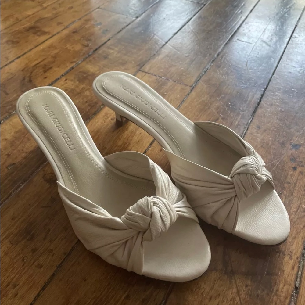 Mari Giudicelli Jeanne Knot Heels In Beige